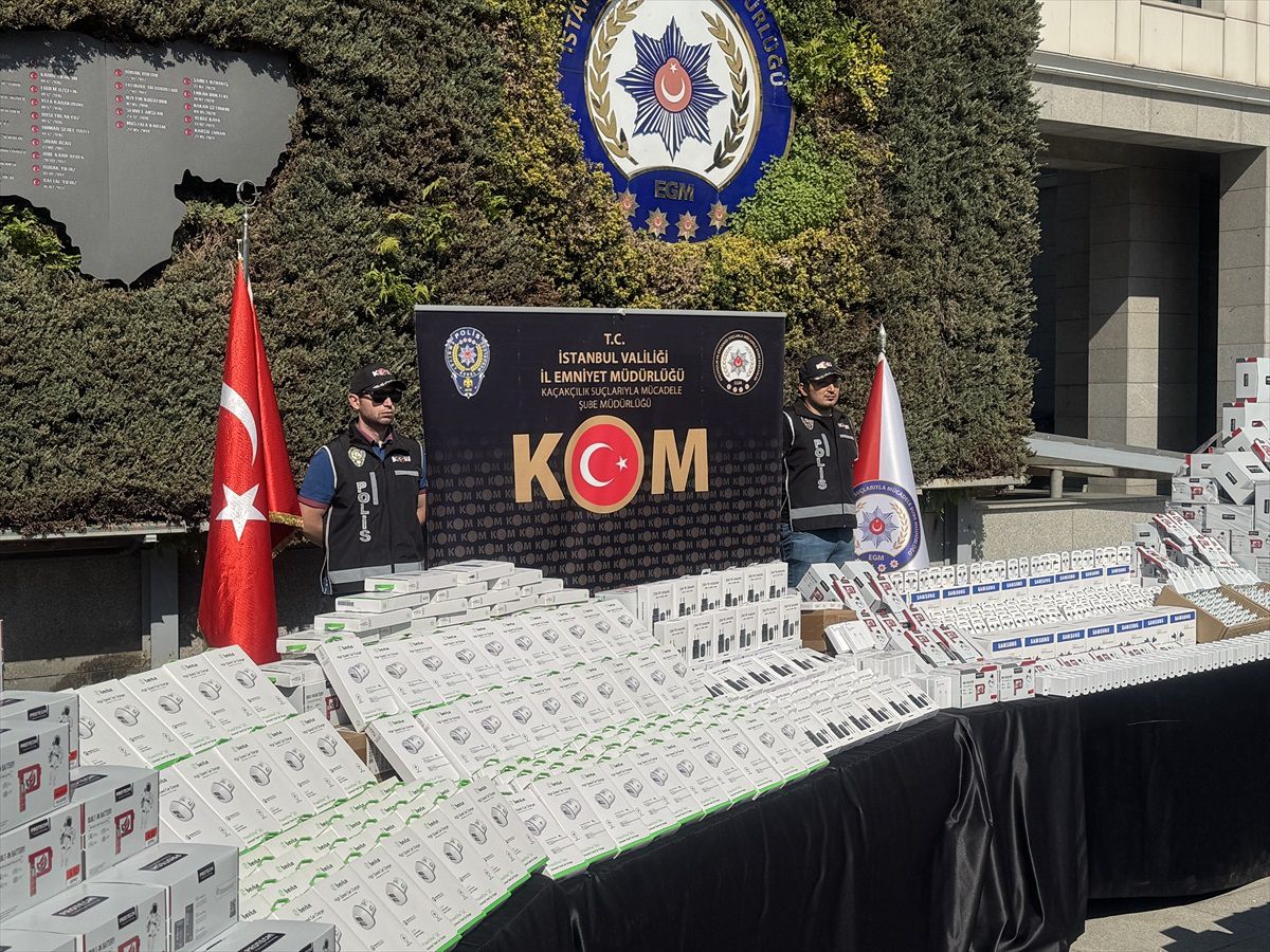 İstanbul\'da 104 Bin Kaçak Aksesuar Ele Geçirildi