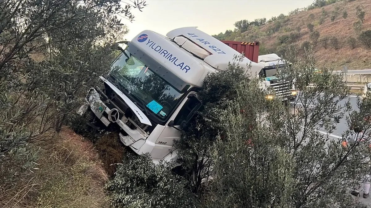 Dilovası\'nda TIR Kazası: Sürücü Yaralı