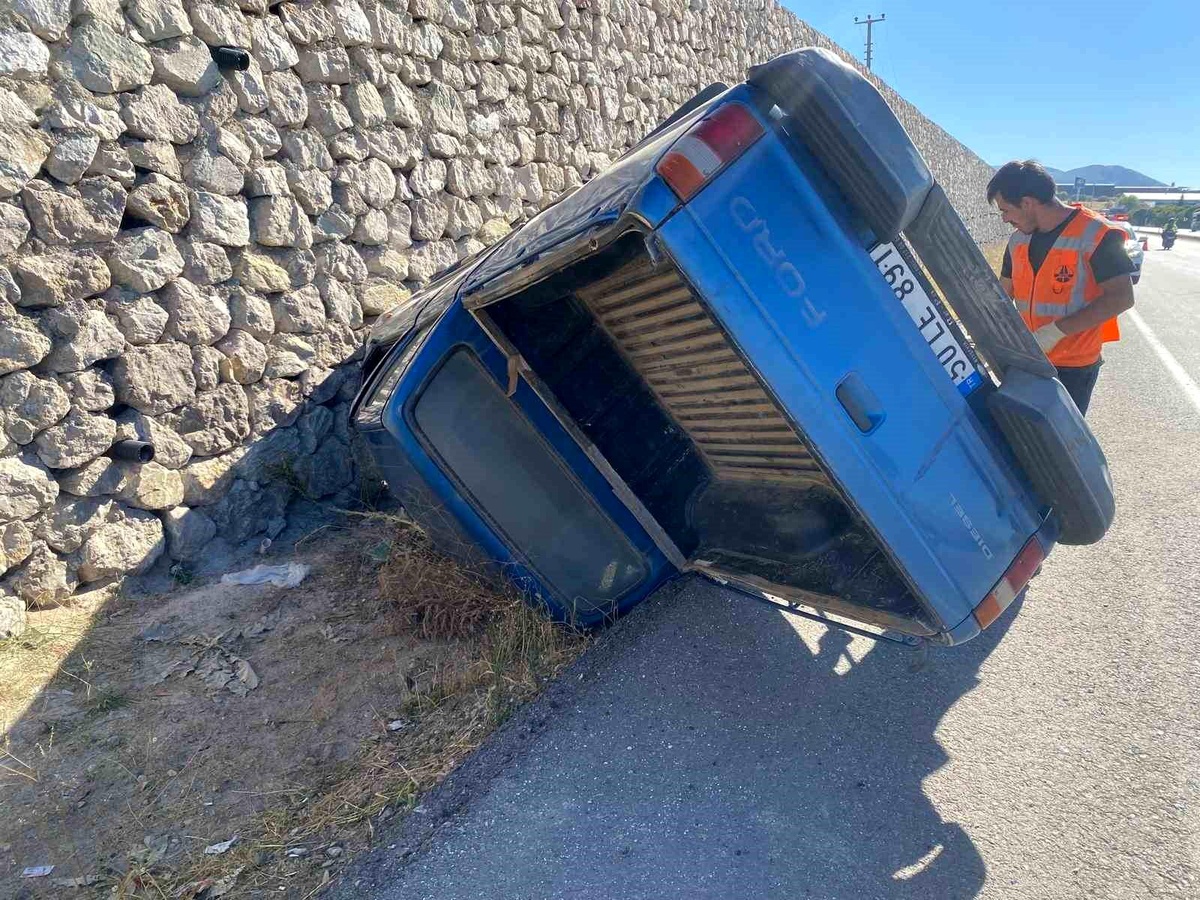 Nevşehir\'de Takla Atan Kamyonet Sürücüsü Yaralandı