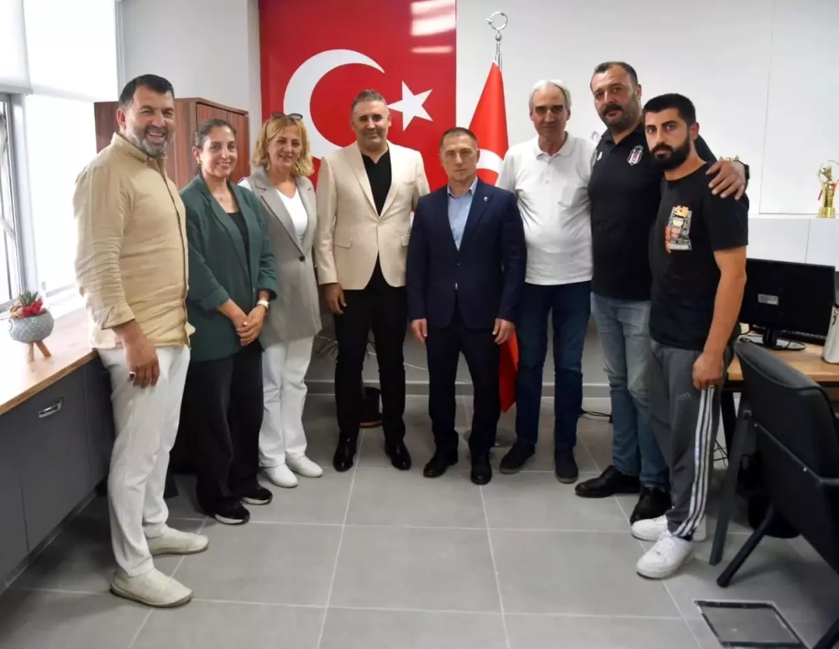 Olimpiyat Şampiyonu Hüseyin Özkan, Yunusemre Belediyespor\'u Ziyaret Etti