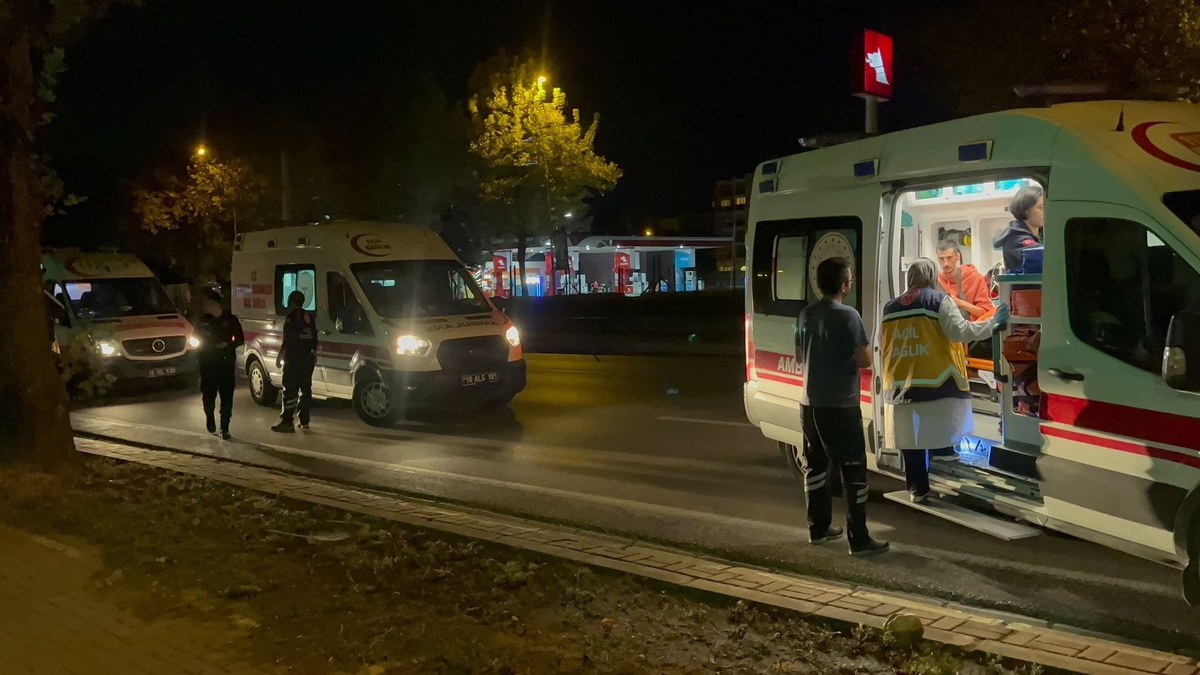 Bursa\'da Kaza: Araç Aydınlatma Direğine Çarptı