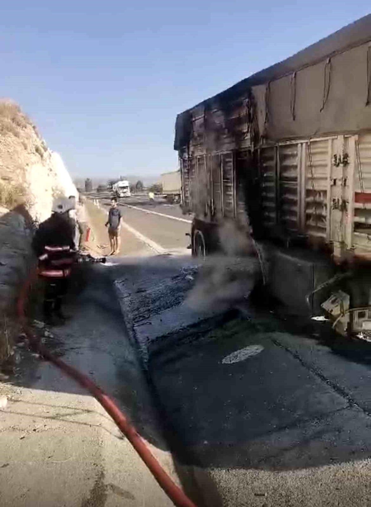 Mersin\'de Nohut Yüklü Tırda Yangın Çikti