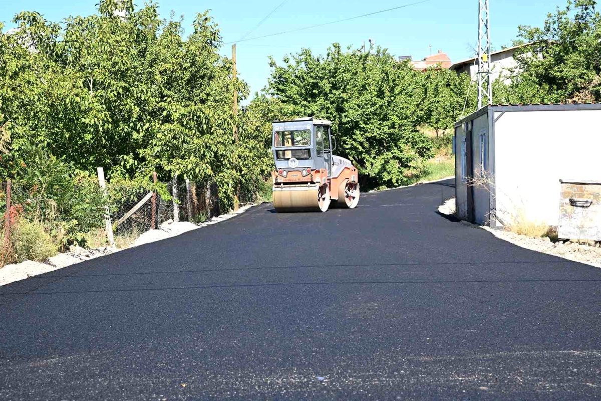 Battalgazi Belediye Başkanı Taşkın, Karahan Mahallesi\'nde Asfalt Çalışmalarını İnceledi