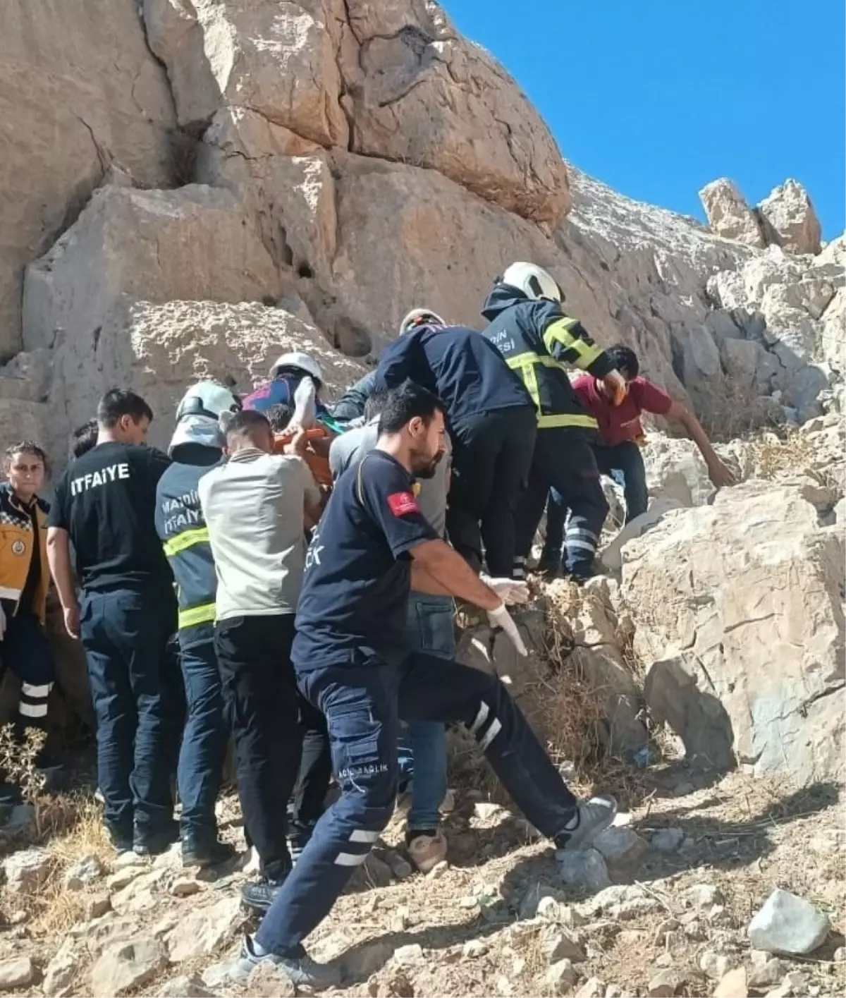 Mardin\'de Uçurumdan Yuvarlanan Araçta İki Yaralı