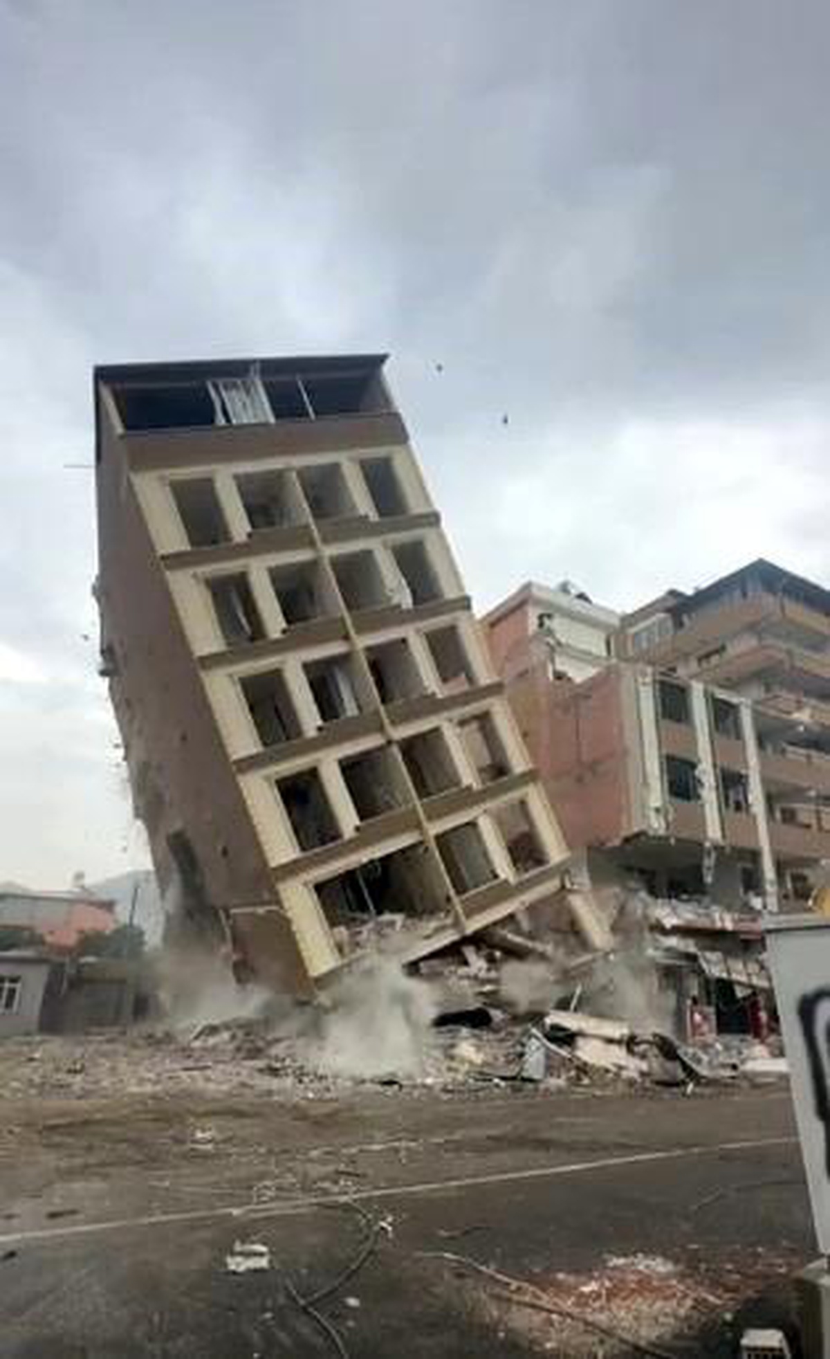 Antakya\'da 8 Katlı Bina Kontrollü Olarak Yıkıldı