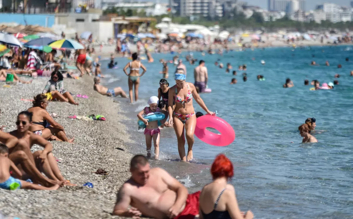 Antalya\'da Sıcak Hava, Plajlar Dolup Taştı