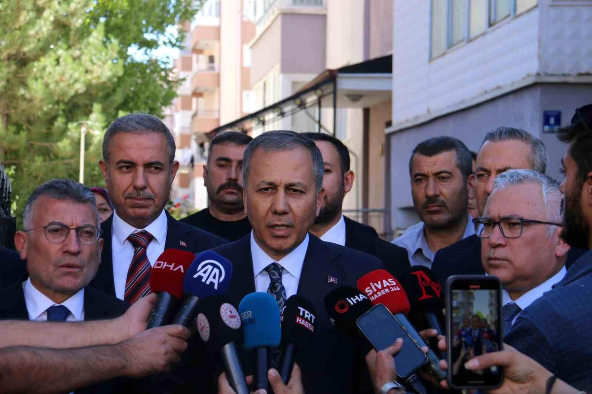 Bakan Yerlikaya, Şehit Polis Memuru Ailesini Ziyaret Etti