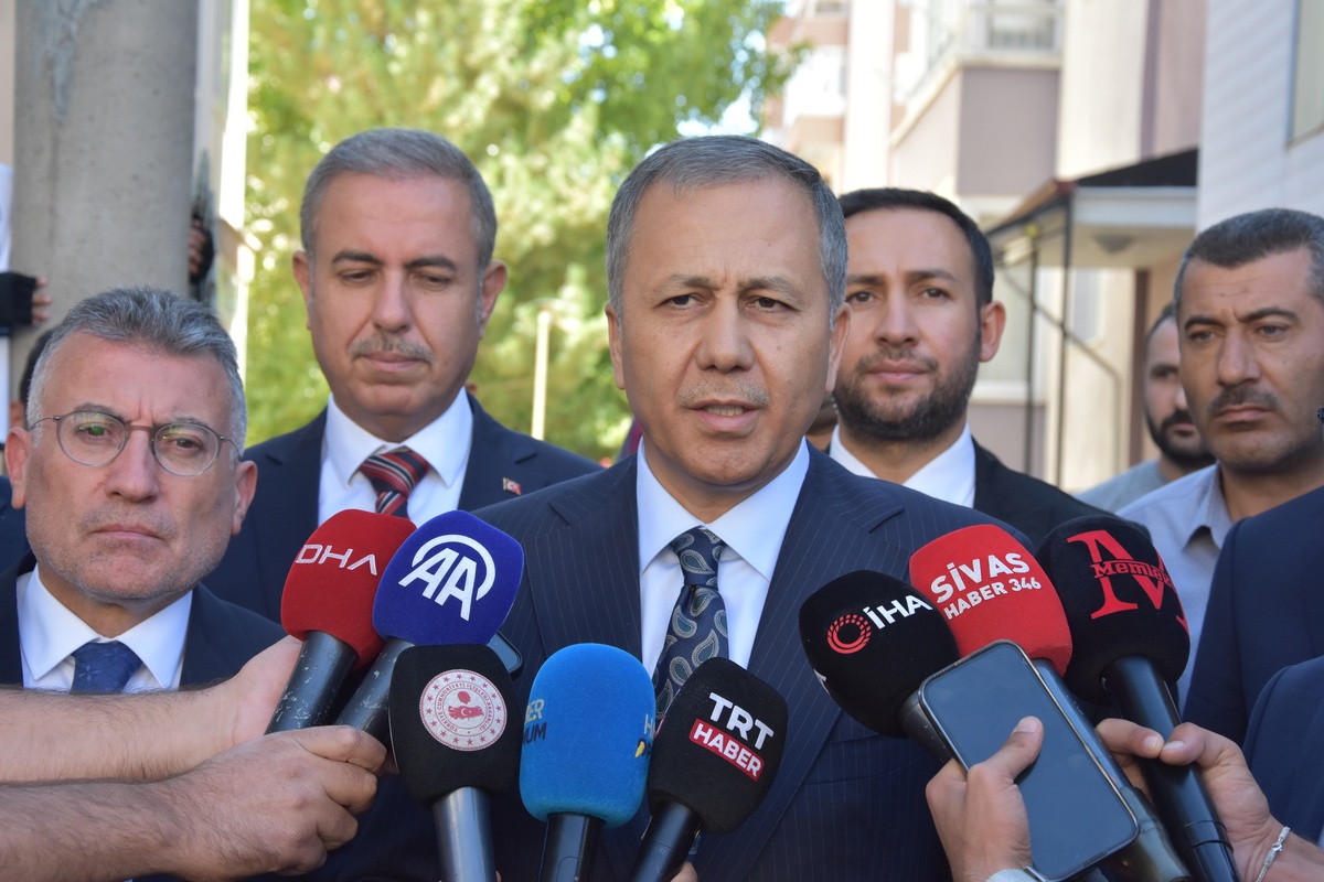 Bakan Yerlikaya, Şehit Polis Yılmaz\'ın Ailesine Taziye Ziyareti