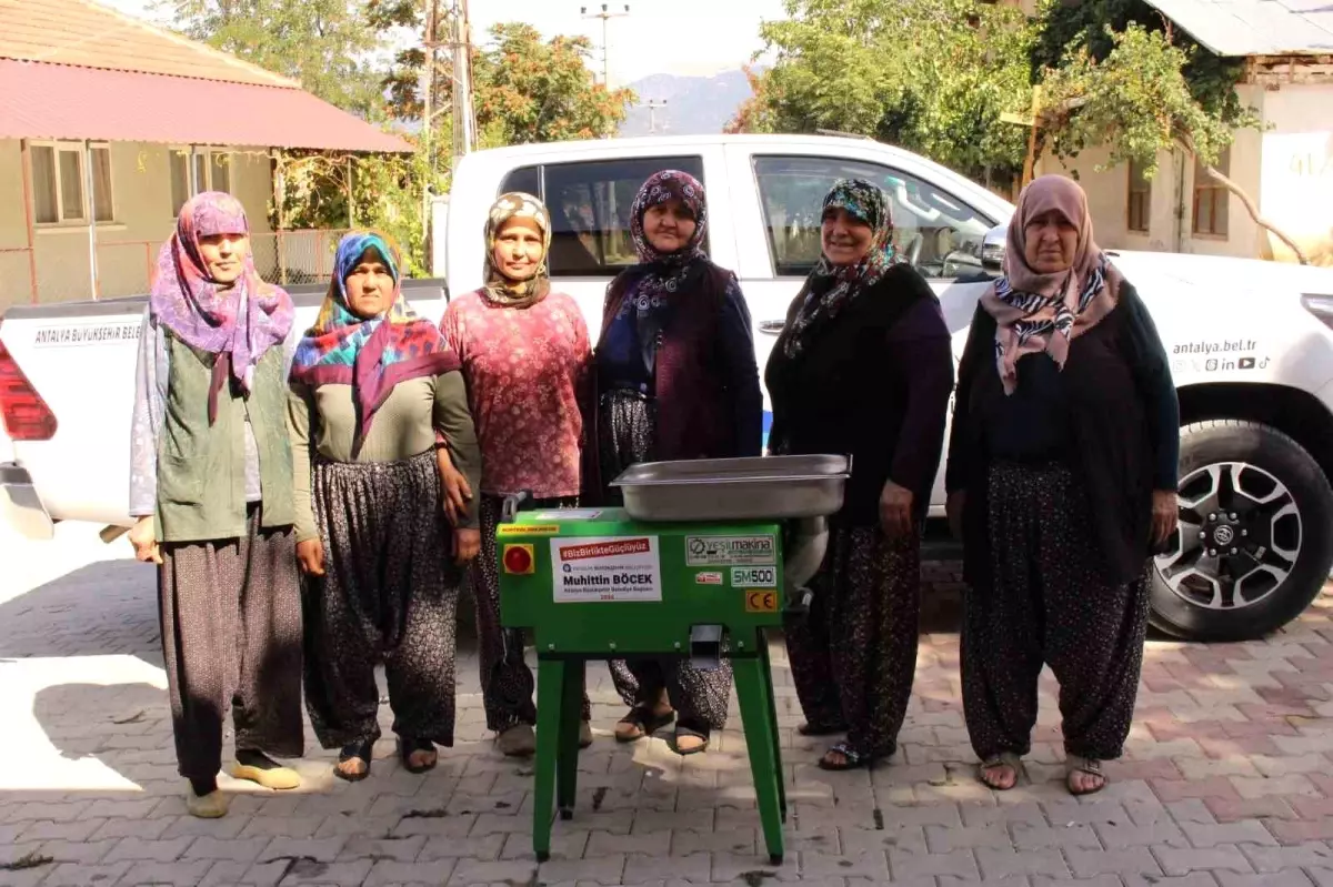 Antalya Büyükşehir Belediyesi\'nden Kadınlara Salça Makinesi Desteği