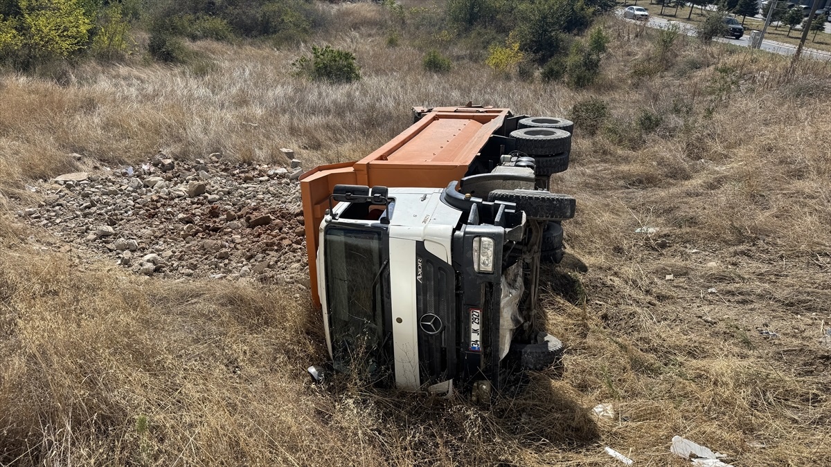 Hafriyat Kamyonu Devrildi