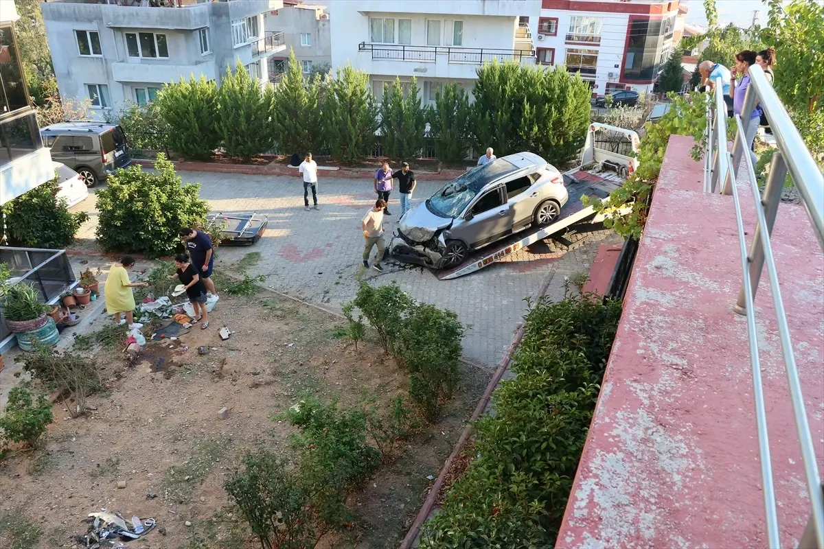 İzmir\'de Otomobil Apartmanın Bahçesine Düştü