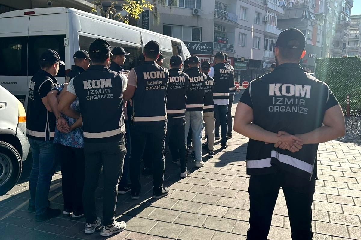 İzmir\'de Silah Ticareti Operasyonu