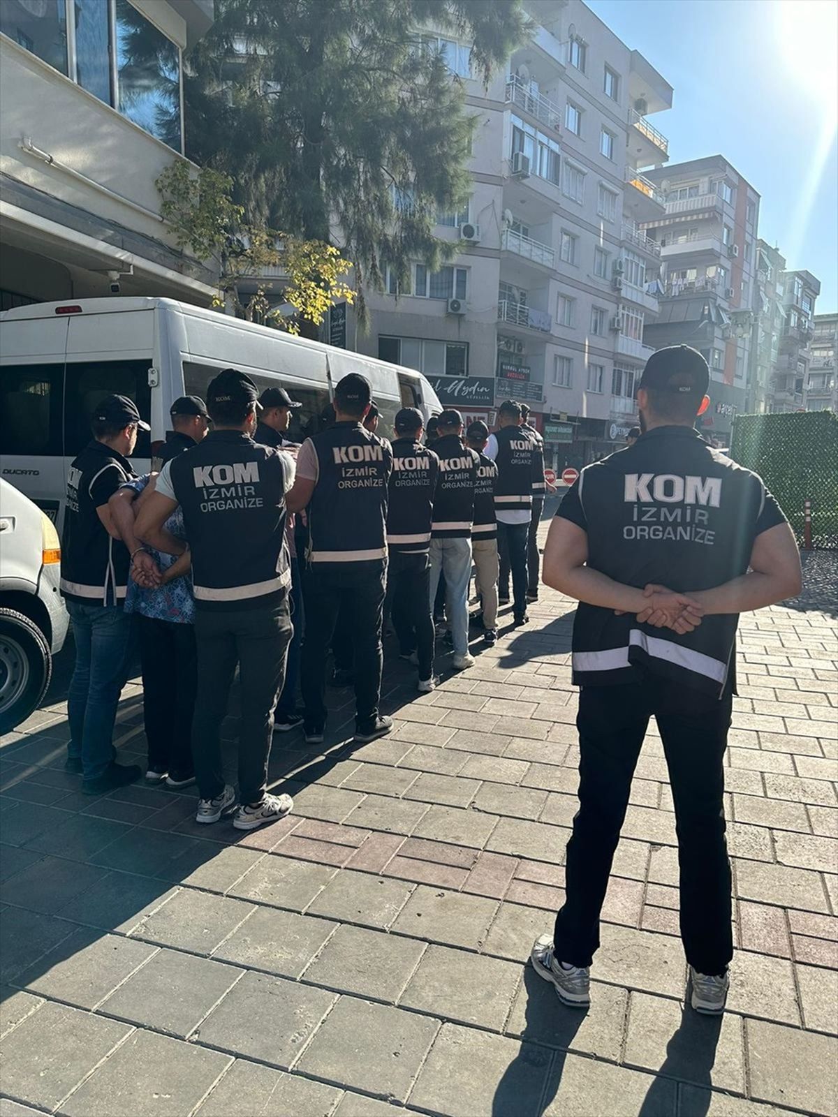 İzmir\'de Silah Kaçakçılığı Operasyonu: 7 Tutuklama
