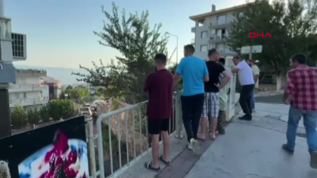 İzmir\'de Kontrolden Çıkan Araç Apartman Bahçesine Uçtu