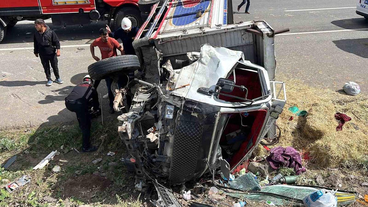 Kars\'ta Minibüs-Kamyon Çarpıştı: 4 Yaralı