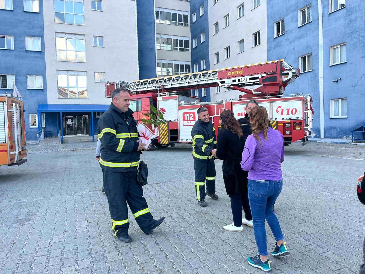 Kız Öğrencilerden İtfaiyecilere Sürpriz Kutlama