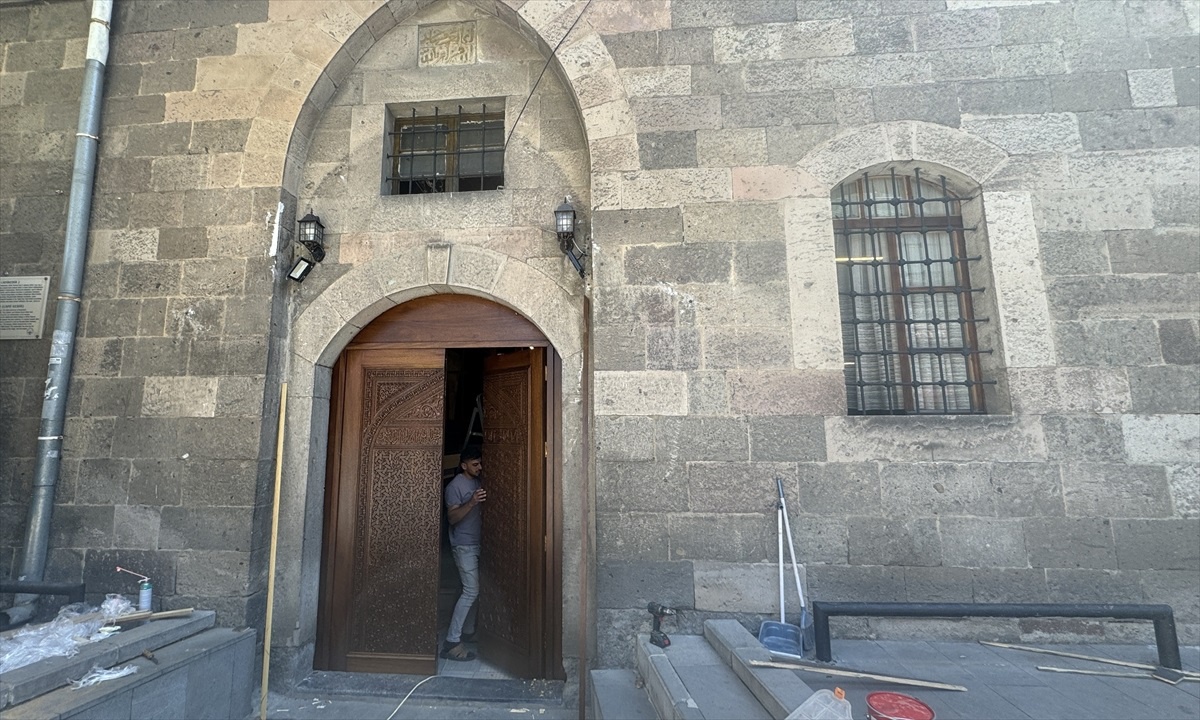 Tarihi Cami Kebir\'in Kapıları Yenilendi