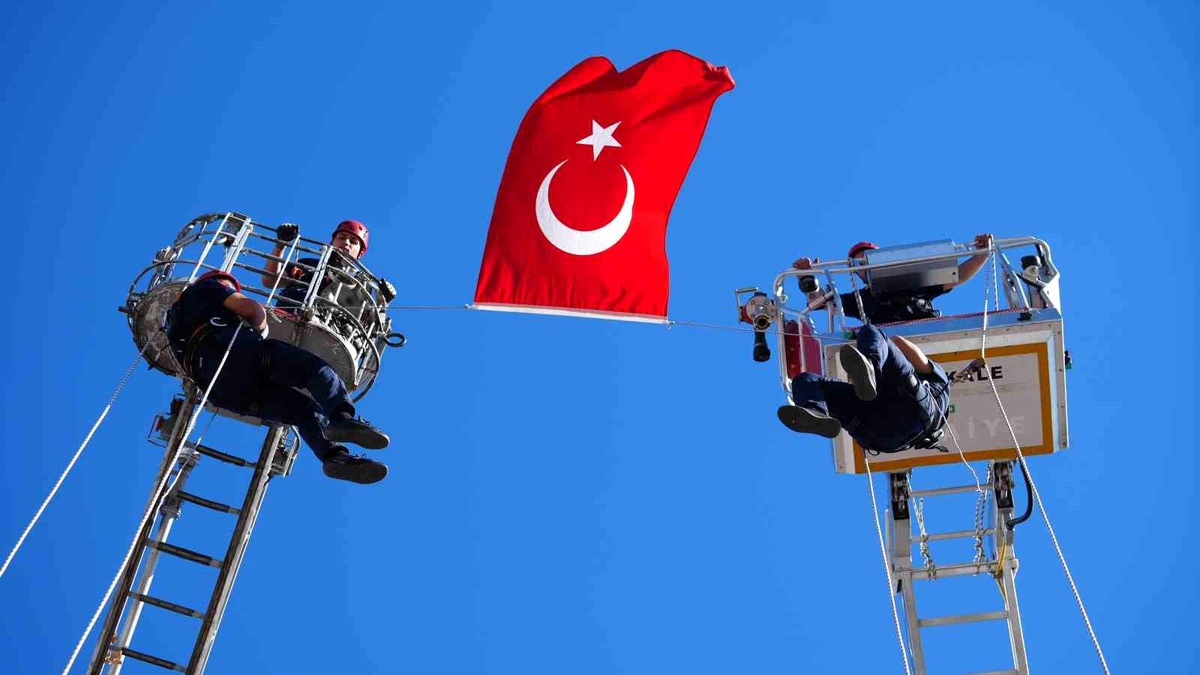 Kırıkkale\'de İtfaiye Tatbikatı: Başarılı Senaryolar İzleyicilerden Tam Not Aldı
