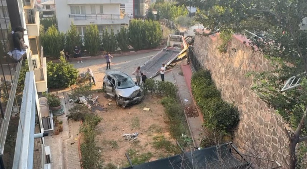 İzmir\'de Otomobil Apartman Bahçesine Uçtu
