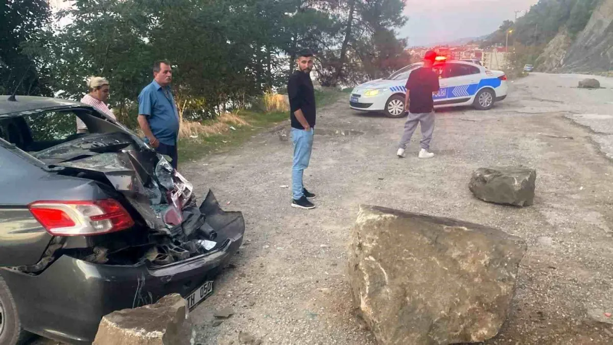 Sinop\'ta Yamaçtan Düşen Kaya Parçası Otomobili Hasara Uğrattı