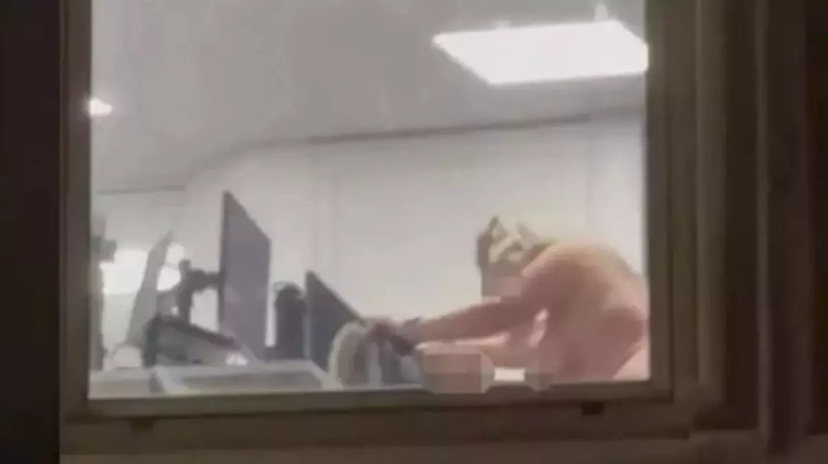 Londra\'da işyerinde insel İlişki Skandalı: Ofis Çalışanları Sokaktan Görüntülendi