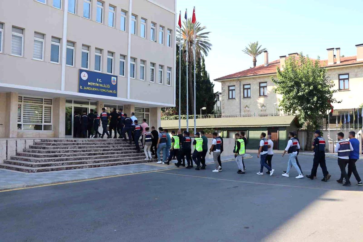 Mersin\'de 1 Milyon Dolar Değerinde Kumaş Operasyonu