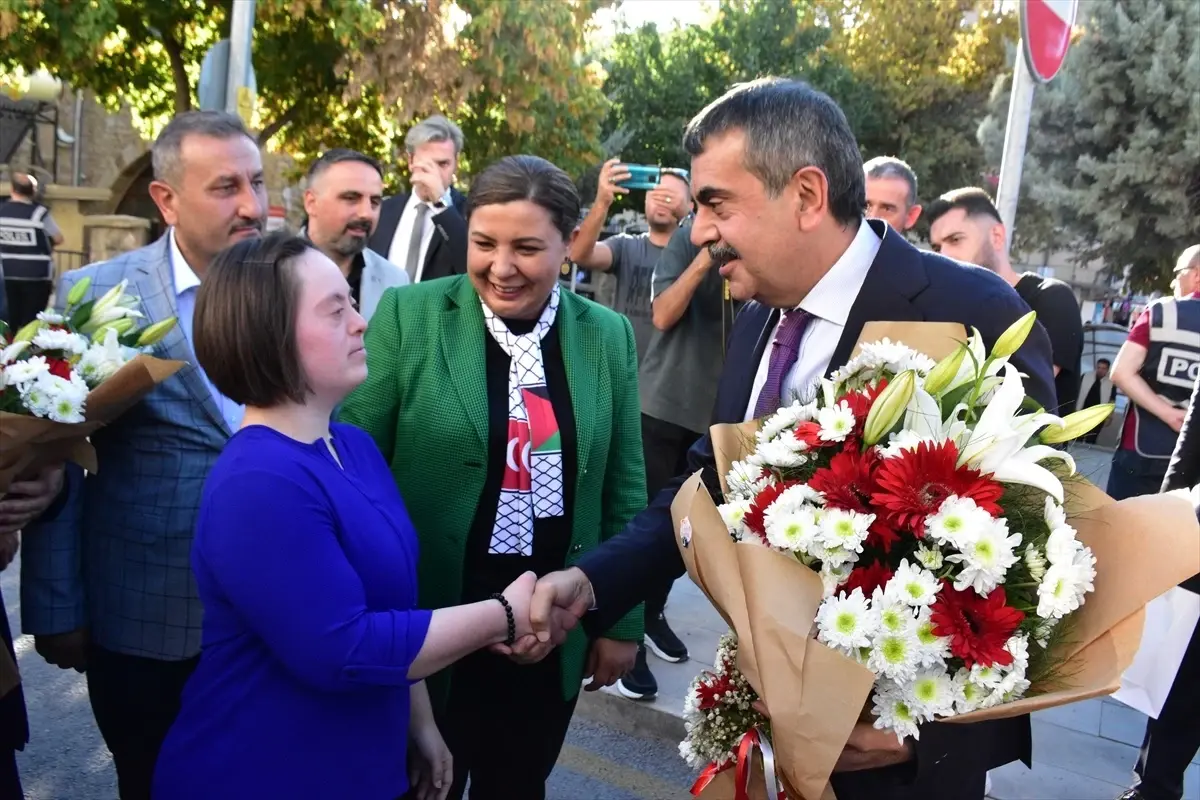 Bakan Tekin, Neşet Ertaş\'ın Kabrini Ziyaret Etti