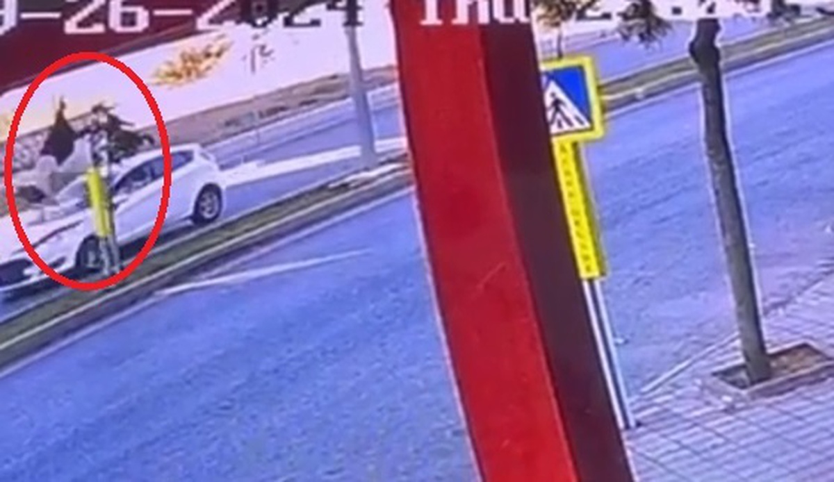Yolda yürüyen kadına araba çarptı: Sürücü tutuklandı