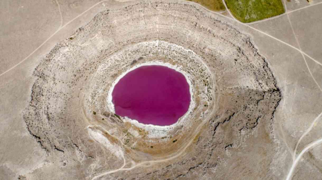 Pembe rengi ile ünlenen Meyil Obruk Gölü tamamen kurudu! Son hali içler acısı