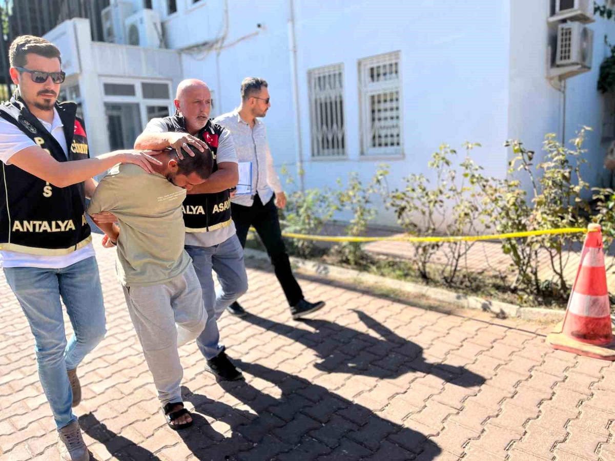 Antalya\'da Cinayet: Bando Sanatçısı 20 Bıçak Darbesiyle Öldürüldü