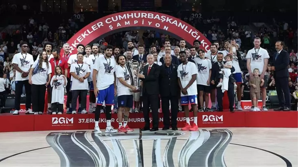 1 sayı farkla şampiyon! 37. Cumhurbaşkanlığı Kupası Anadolu Efes\'in