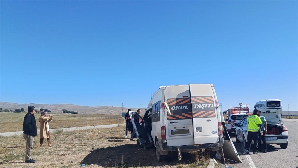 Ağrı\'da Tır-Minibüs Kazası: 1 Ölü, 2 Yaralı