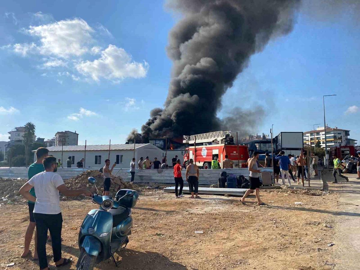 Antalya\'da İşçi Konteynerinde Yangın