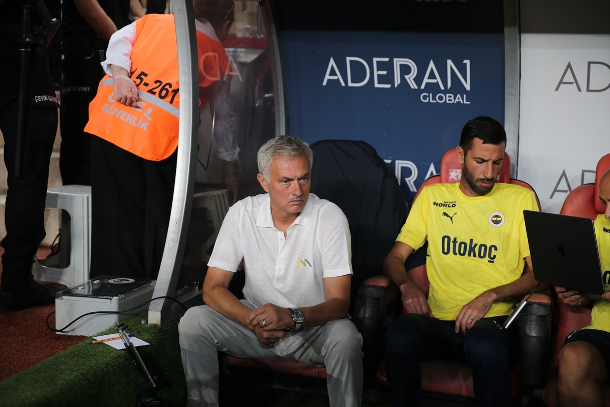 Fenerbahçe, Antalyaspor\'u 2-0 ile Geçti