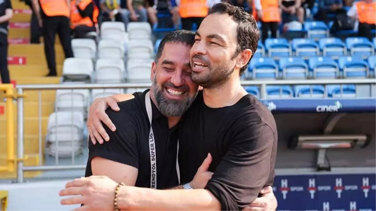 Arda Turan ve Selçuk İnan karşı karşıya! Buluştukları anda çalan şarkı futbolseverleri duygulandırdı