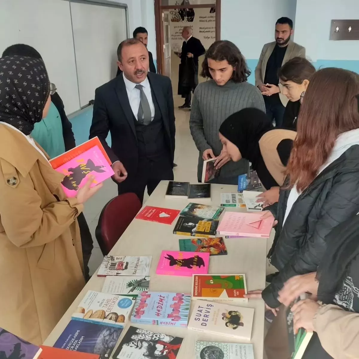 Çıldırlı İş Adamlarından Okullara Kitap Desteği