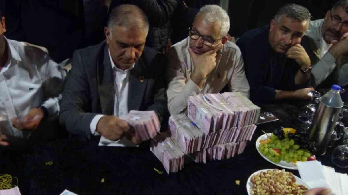 Düğünde paralar valize sığmadı! Geline 3 kilo altın, damada 4 milyon TL takıldı Düğünde paralar valize sığmadı! Geline 3 kilo altın, damada 4 milyon TL takıldı