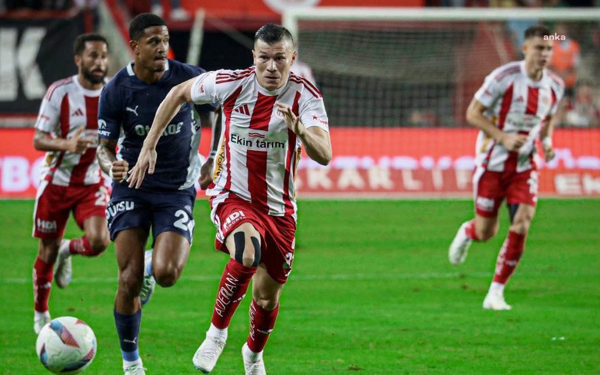 Fenerbahçe Antalyaspor\'u 2-0 Geçti
