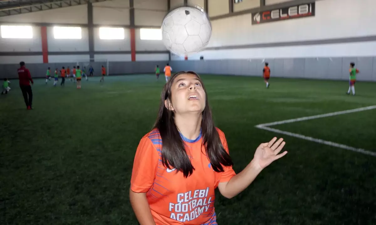 Kız Futbolcu Elifnaz\'ın Hedefi Milli Takım