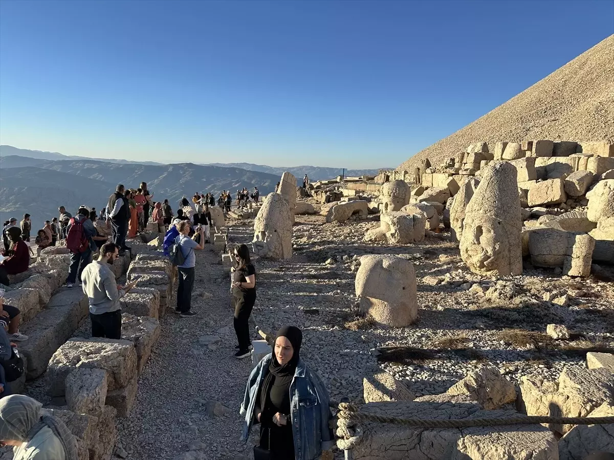 Öğrenciler Nemrut Dağı\'nı Keşfetti