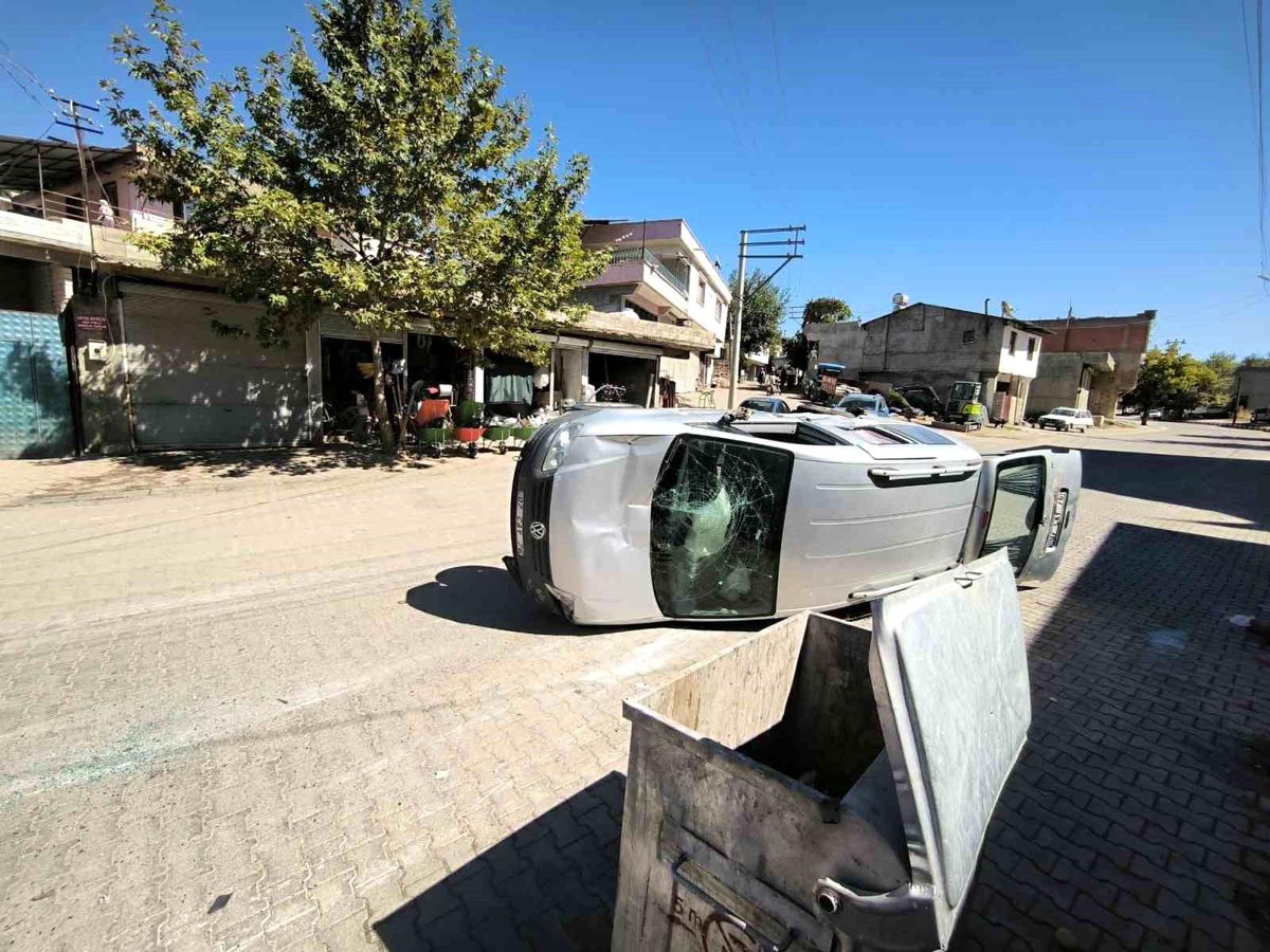 Gölbaşı\'nda Ticari Araç Takla Attı