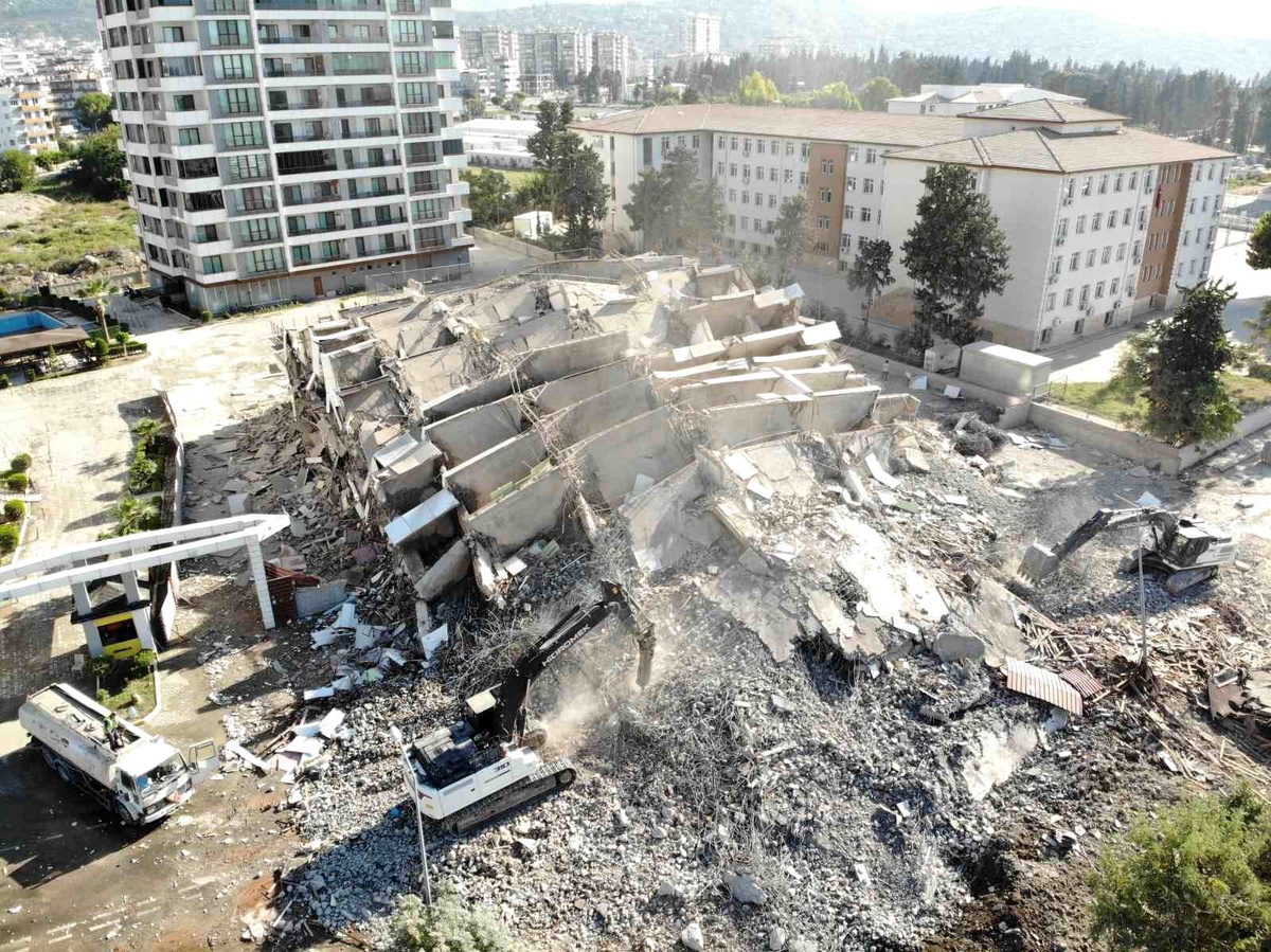 İskenderun\'da 16 Katlı Bina Kontrollü Yıkıldı