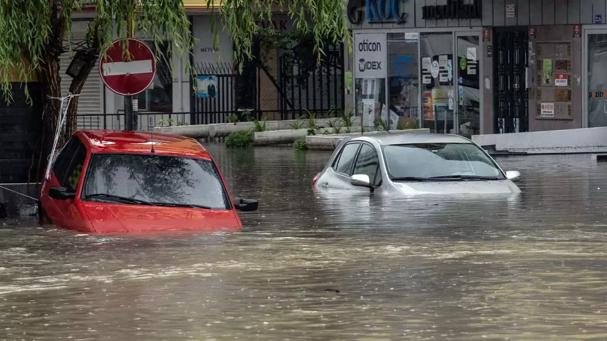 İstanbul\'a şiddetli sağanak yağış uyarısı! Sıcaklıklar 10 derece birden düşecek