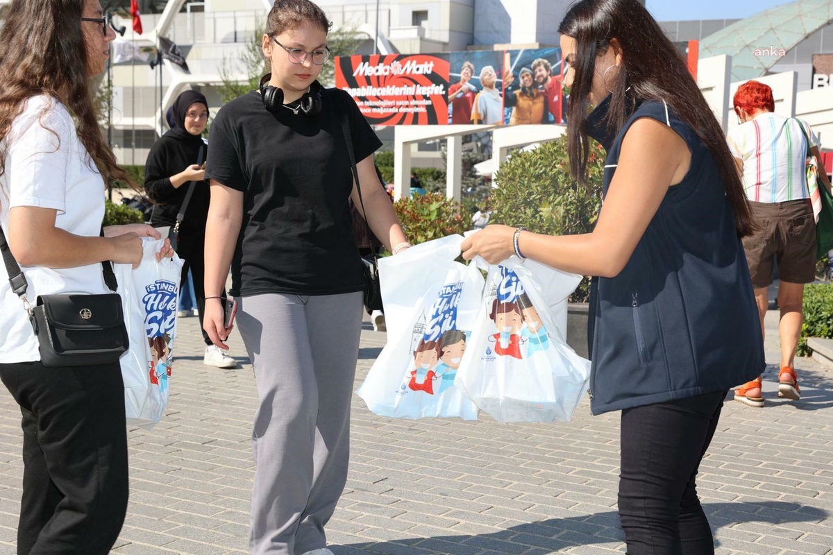 İBB ve Ataşehir Belediyesi\'nden Çocuklara Süt Dağıtımı