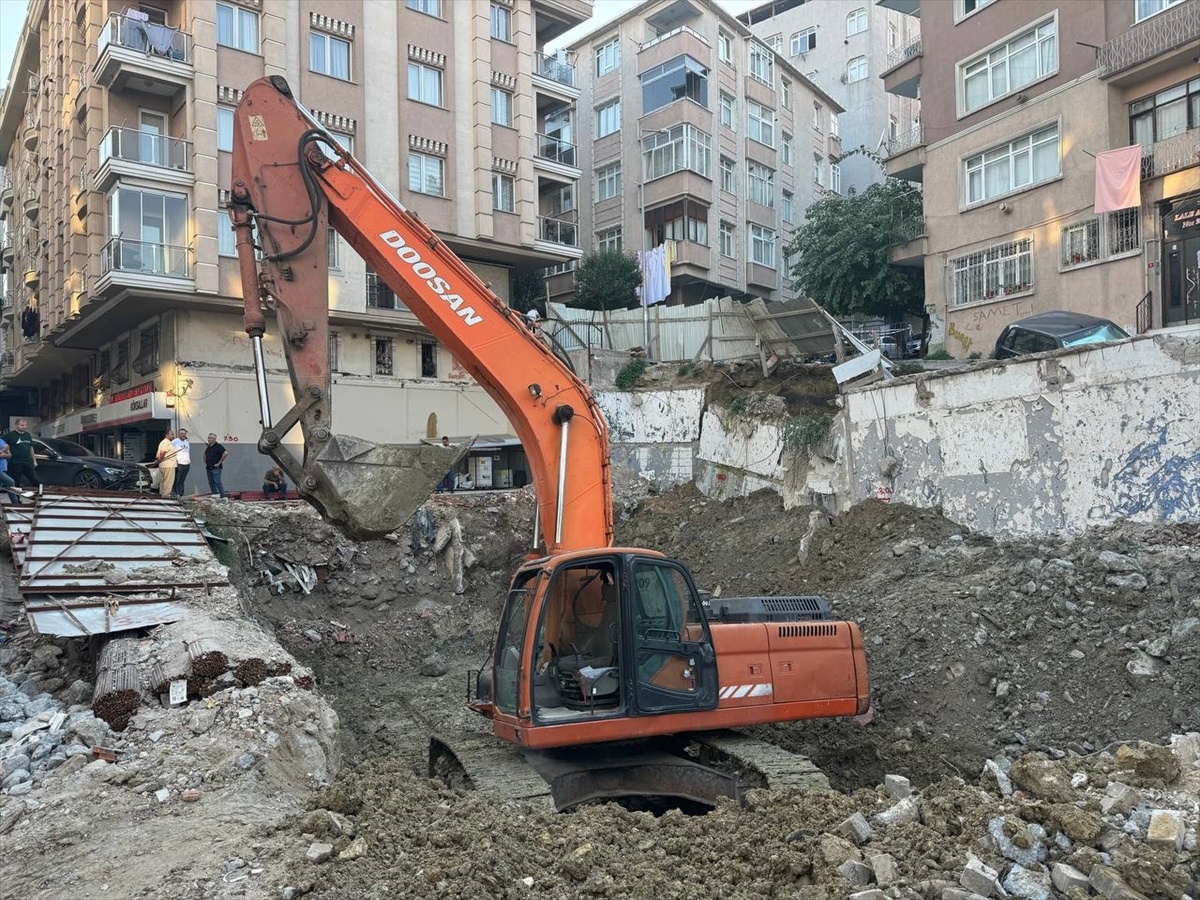 Güngören\'de İstinad Duvarı Çöktü