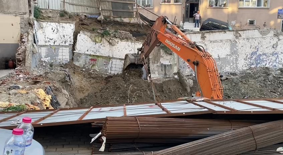 Güngören\'de Yol Çöktü, Araç Boşluğa Düştü