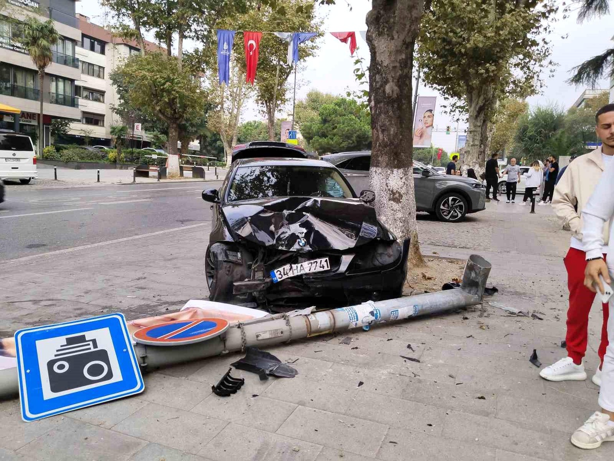 Kadıköy\'de Otomobil Kaza Yaptı