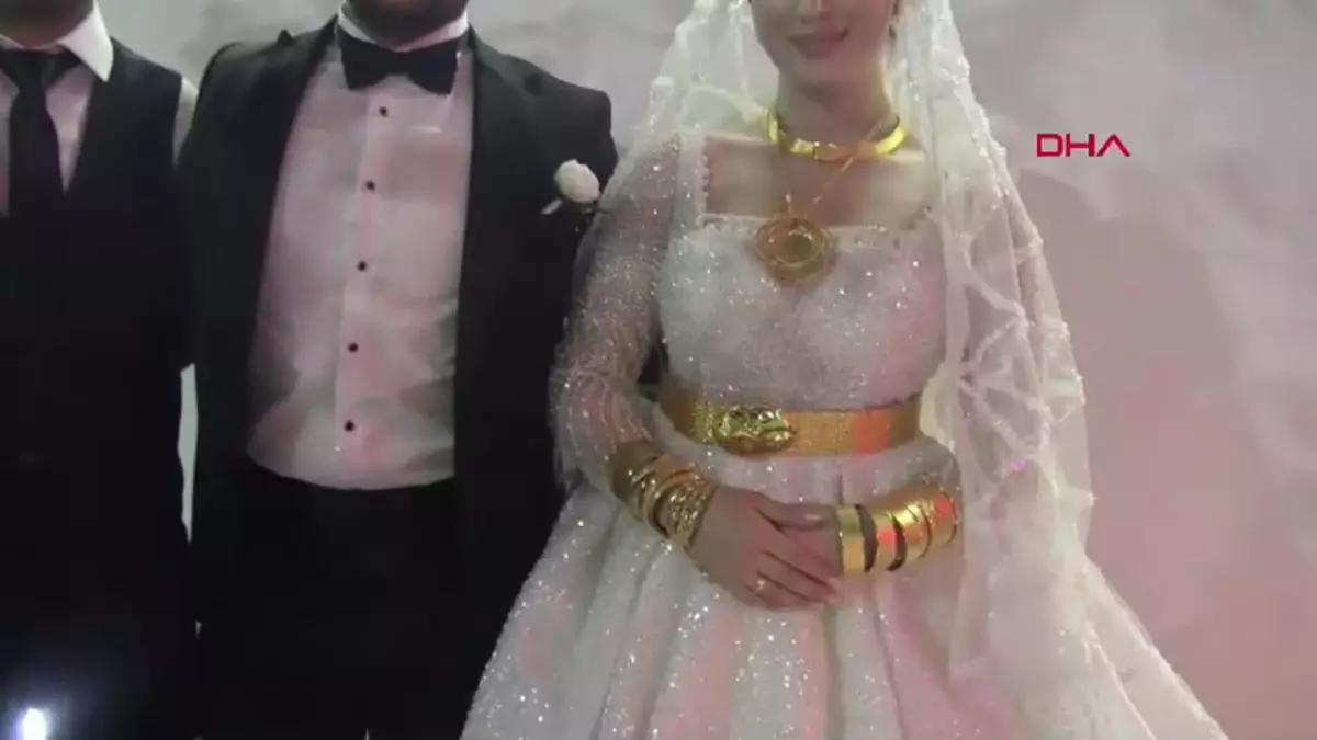 Düğünde paralar valize sığmadı! Geline 3 kilo altın, damada 4 milyon TL takıldı