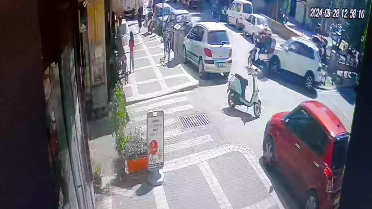 Motosikletli Kurye Kazayı Hafif Yaralı Atlattı