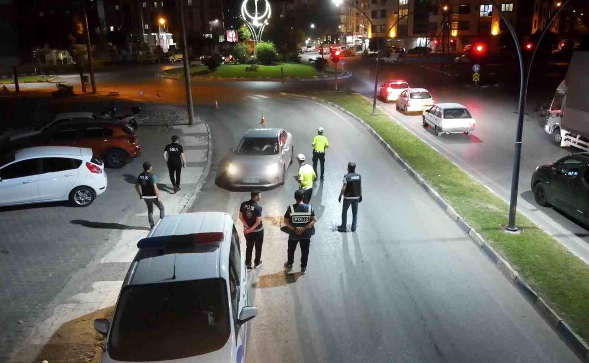 Manisa\'da Uyuşturucu Operasyonu: 2 Gözaltı